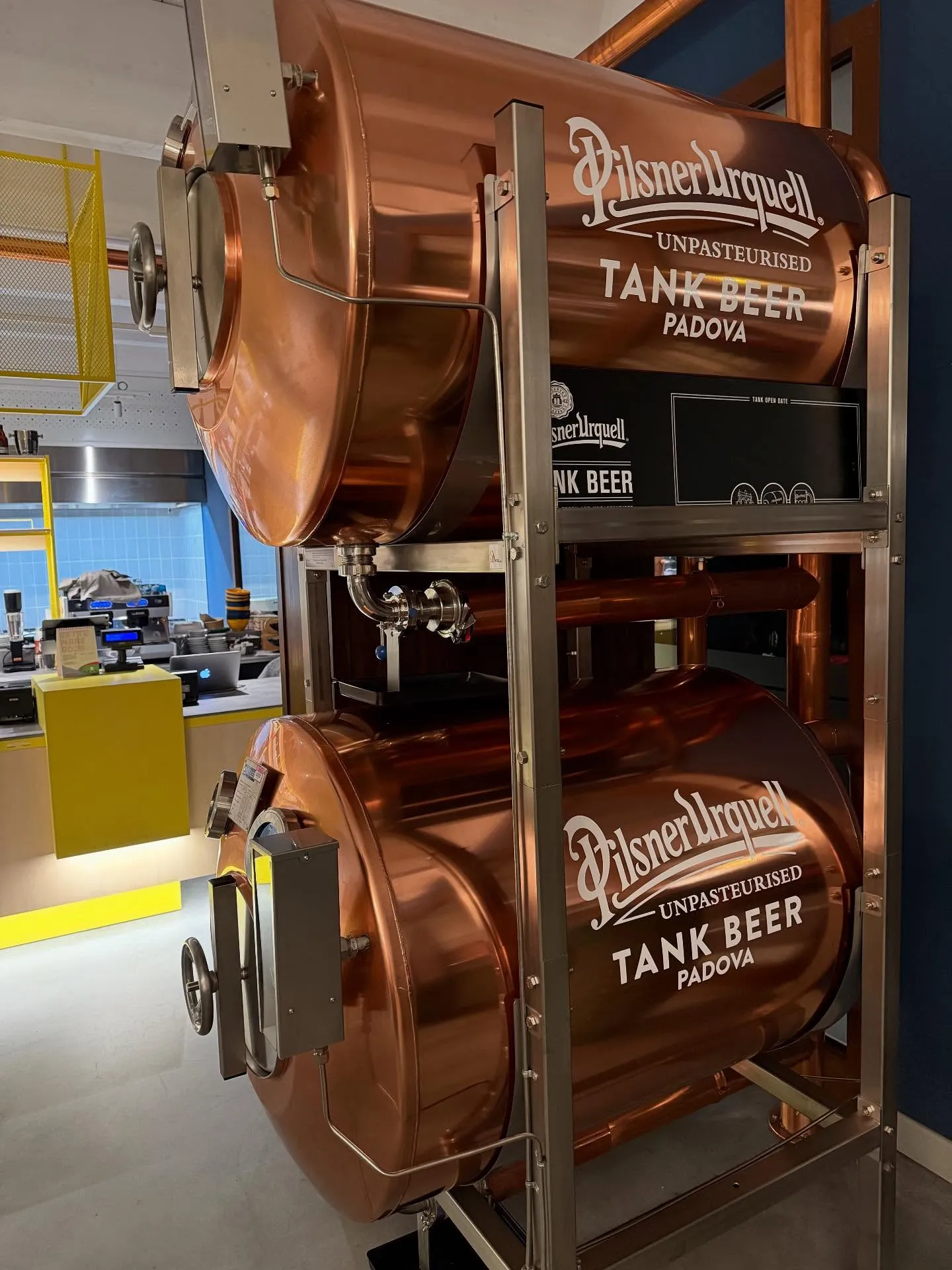 Due tank in rame da 500 litri di birra Pilsner Urquell non pastorizzata all’interno del ristorante
