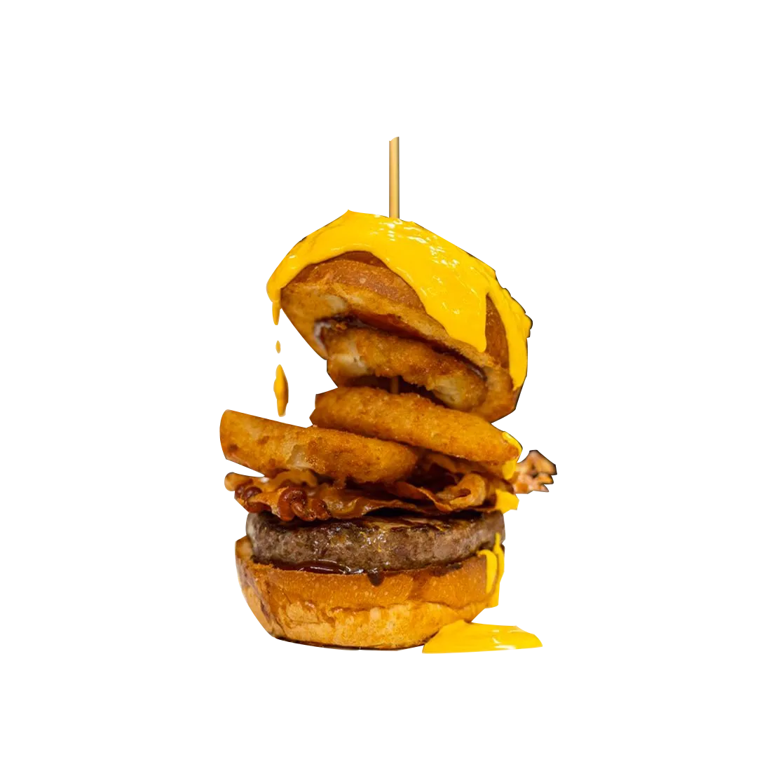 Hamburger alto con carne, bacon croccante, anelli di cipolla fritti e formaggio cheddar fuso che cola sopra il panino