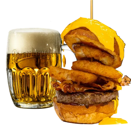 Hamburger con bacon croccante, anelli di cipolla e formaggio cheddar fuso accanto a un bicchiere di birra chiara Pilsner Urquell con schiuma